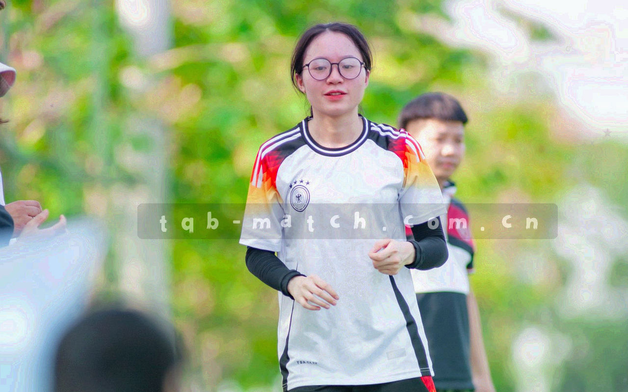 足球场上的球员与看台剪影，突出比赛氛围